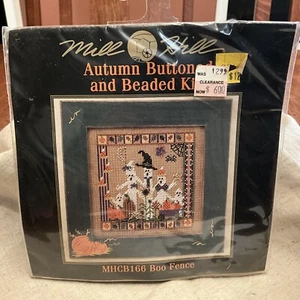 Kit con bottoni e perline Mill Hill recinzione Boo autunno MHCB166 fantasma Halloween artigianato - Foto 1 di 5