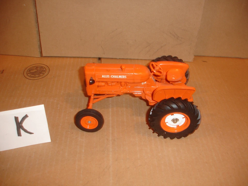 1/16 allis chalmers d 14 toy tractor - Image 1 of 4