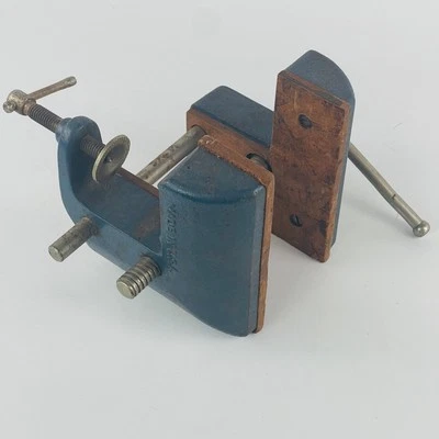 Vintage STANLEY No 700 Cast Iron Bench Corner Vise 5" Jaws 3-1/2" Capacity - Image 1 of 4