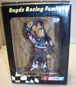 BOYDS BEARS RACING HOLIDAY ORNAMENT #29 GM GOODWRENCH KEVIN HARVICK RCR 04 MIB - Picture 1 of 5