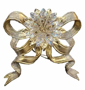Gold glitzernder Christbaumschmuck in Schleifenform. - Bild 1 von 5