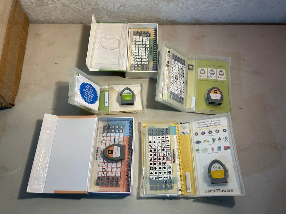 Lote de 4 cartuchos CRICUT completos y 1 incompletos Foto 1 de 4