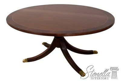 L69921: Mesa de centro elíptica de caoba HENKEL HARRIS modelo 5241 Foto 1 de 4