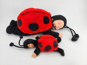 Anne Geddes Marienkäfer schlafendes Baby 16" & 9" Puppen mit Bohnenfüllung Sammlung 2005 - Bild 1 von 12