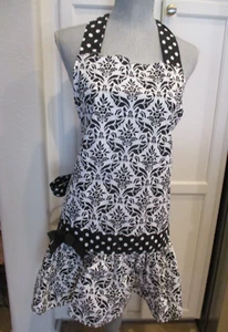 Delantal Vintage Kay Dee Designs - Patrón Floral Blanco y Negro con Borde de Lunares - Imagen 1 de 7