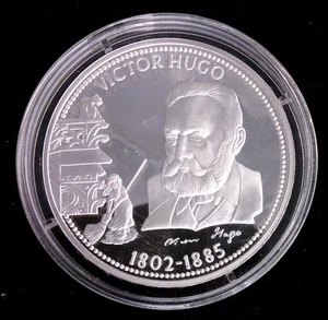MÉDAILLE EN ARGENT - LIBERTÉ ÉGALITÉ FRATERNITÉ - VICTOR HUGO - Picture 1 of 2