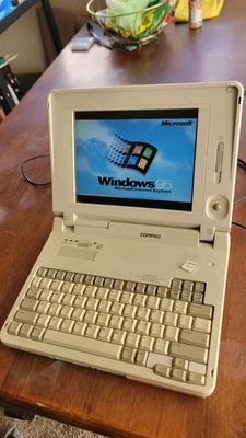 Botas Compaq LTE Elite 4/75CX de colección para Windows 95 (unidad de disquete modificada) Foto 1 de 4