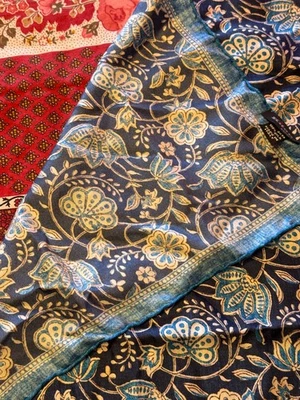 Kiton Silk Pocket Square. 21 inches on the diagonal - Image 1 of 4