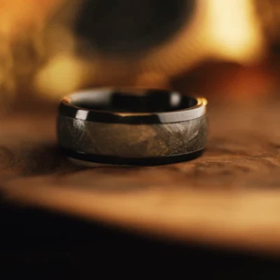 Alianza de boda METEORITE para hombre - talla 11, 8 mm de ancho circonio negro con meteorito Foto 1 de 4