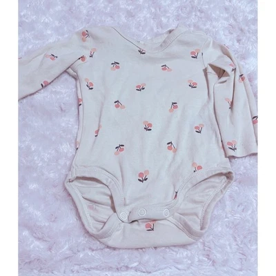 Body manga larga estampado cereza crema H&M bebé niña 6M Foto 1 de 3