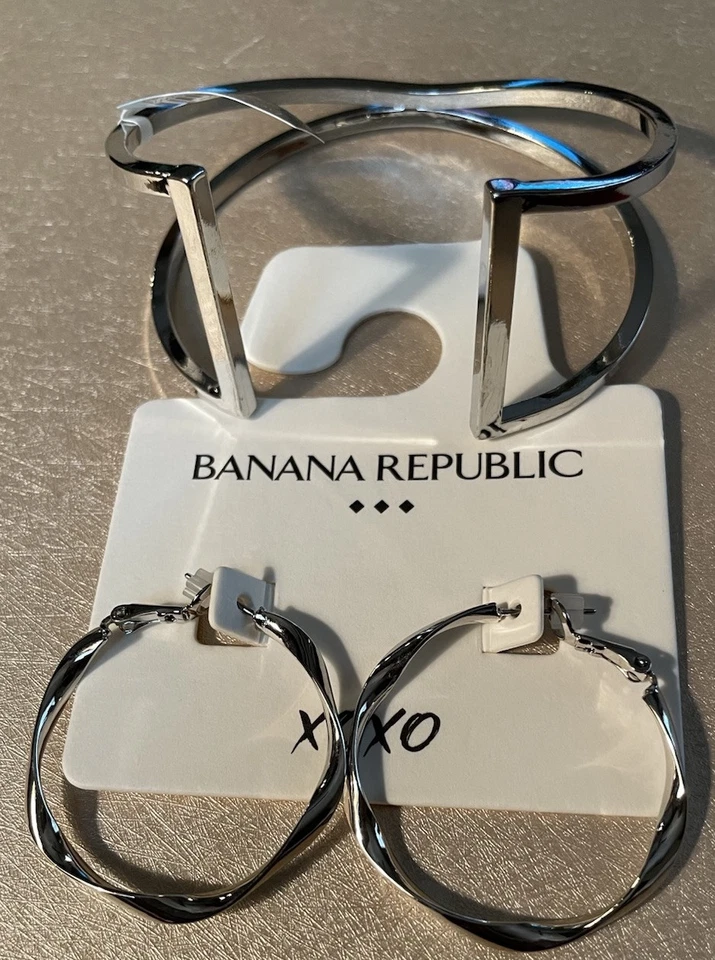 Pulsera Banana Republic y pendientes de aro retorcidos Foto 1 de 4