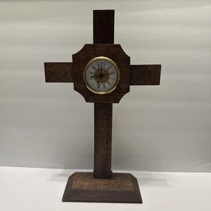 Orologio a croce religiosa in legno fatto a mano su supporto non testato - Foto 1 di 6