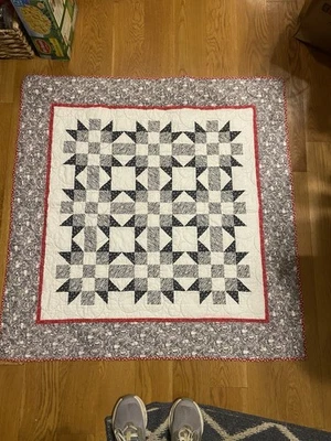 Edredón 42 X 42” negro, blanco y rojo hecho a mano edredón de regazo Foto 1 de 3