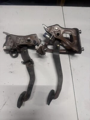 Pedal de freio e embreagem Toyota Celica ST204 para direção à esquerda  - Imagem 1 de 2