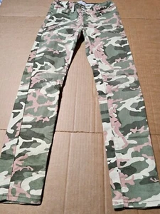 Levis Signature Skinny Jeans Young Woman 25x26 Size 10 Pink Camo Mid-Rise - Picture 1 of 11