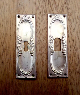 2 ANCIENNES ENTREES CLE ART DECO pour PORTE MEUBLE, en LAITON repoussé (n°116) - Photo 1/3