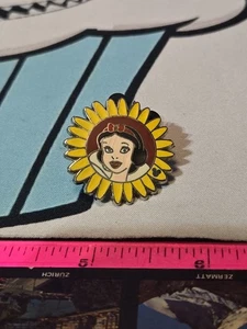 Disney Snow White Princess Flower 2011 Hidden Mickey Pin - Picture 1 of 4