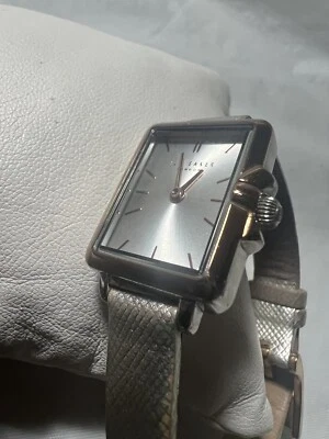 Reloj de diseño clásico Ted Baker London, cara plateada, correa de cuero plateada, 21 x 25 Foto 1 de 4