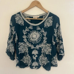 Solitaire Blouse Womens Green Embroidered Floral Bell Sleeve Scalloped Size M - Picture 1 of 7