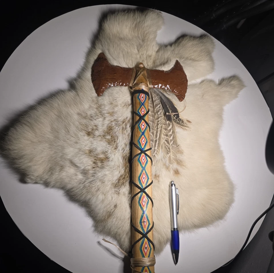 Obsidiana de caoba Tomahawk hecha a mano personalizada, con envoltura de cuero con mango de nogal americano. Foto 1 de 4