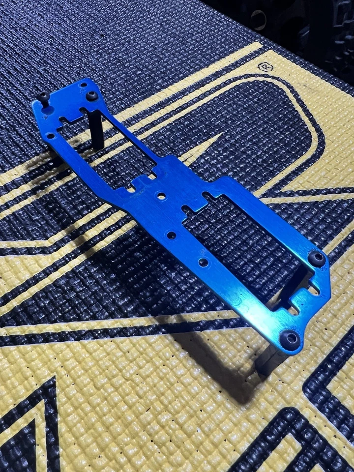 Bandeja de radio de aluminio azul OFNA 40049. Ravager 4.6/Violator 9.5 - Usado Foto 1 de 4