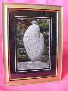 Piedras apiladas "Balance" con estampado enmarcado firmado en el cuello Grindstone en Maine (oro) - Imagen 1 de 4