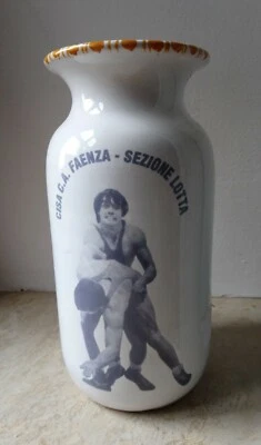 🔵 VASO IN CERAMICA CISA C.A.FAENZA SEZIONE LOTTA GRECO ROMANA SPORT LUCCHESI 🤣 - Immagine 1 di 4