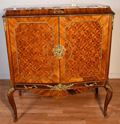 Antiguo gabinete de licores francés Luis XV de 1890 con incrustación de marquetería de mármol superior Foto 1 de 4