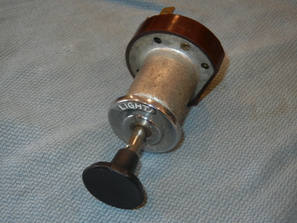 Interruptor de luz Volvo 122 - Imagem 1 de 4