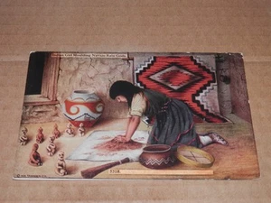 CHICA INDIA MOLDEANDO DIOSES DE LA LLUVIA NAVAJO - POSTAL DE LA ERA DE 1907-1910 - DÓLARES DE LA SUERTE - Imagen 1 de 2