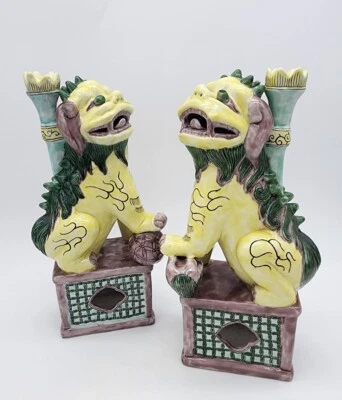 Par de perros foo leones budistas chinos antiguos de porcelana Famille Verte Foto 1 de 4