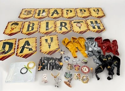 Banner de feliz cumpleaños temático de Harry Potter, globos, selecciones de cupcakes y adorno de pasteles Foto 1 de 4