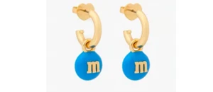 SOLO 1 NUEVO CON ETIQUETAS Kate Spade M&M's Candy Charm Huggie Aro Pendientes Azul Novedad Nuevo - Imagen 1 de 3