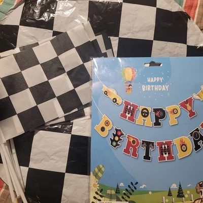 Las decoraciones de fiesta de autos de carreras incluyen banner de feliz cumpleaños de autos de carreras mesa de autos de carreras Foto 1 de 4