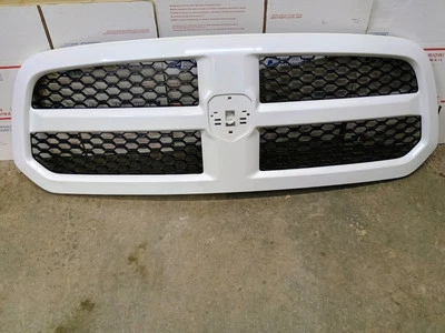 Dodge Ram 1500 2013-2018 parrilla blanca pintada número de pieza OEM 68093446AC Foto 1 de 4