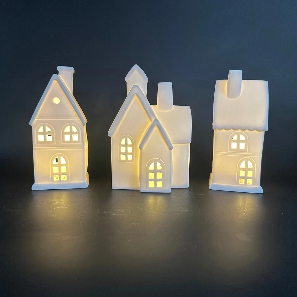 Porzellan Dekohaus Weiß mit LED & Timer – 3 Dachformen - Bild 1 von 3