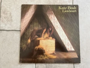Kate Bush _ Lionheart _ Vinile LP 33giri Embossed _ 1978 Harvest Canada 1st p - Foto 1 di 5