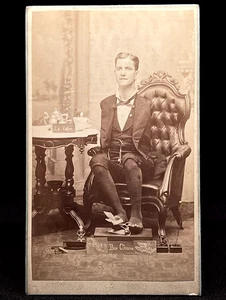 VERY RARE CIRCUS CDV - CHARLES TRIPP - SIGNED WITH HIS FEET ON BACK 28 YRS OLD - Picture 1 of 2