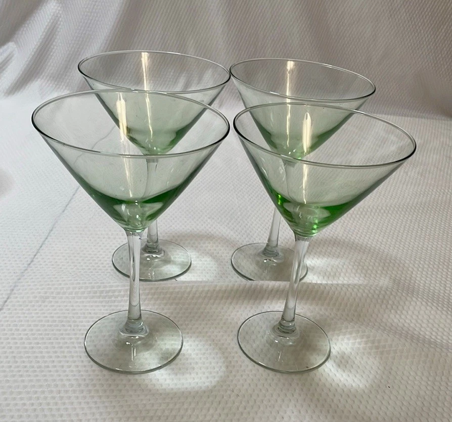 Vasos de Martini con cuenco transparente y tallo verde.  Juego de cuatro.  Foto 1 de 4