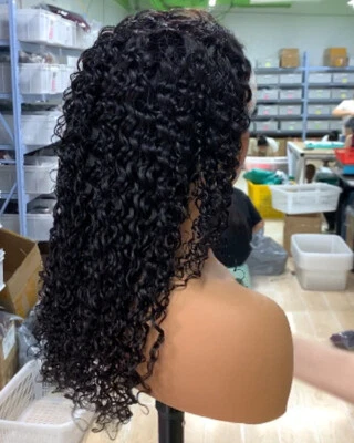 Peluca frontal de encaje rizada negra 13x4 peluca 100 % cabello humano peluca brasileña suave Foto 1 de 4