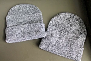 Confezione 2 Berretti Grigi Uomo Donna Maglia Cappelli Invernali Caldi Morbidi Polsini Cappellino Teschio - Foto 1 di 1