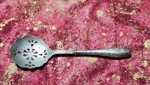 ANTIQUE STERLING SILVER BEAUTIFUL DETAIL POWDERED SUGAR SPOON MARKED ON HANDLE - Picture 1 of 4