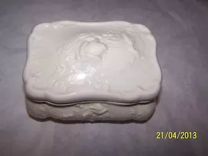 Weiße Porzellan Schmuckschatulle mit geprägten Blumen darauf Maße 5 1/2" x 3 1/2" - Bild 1 von 4