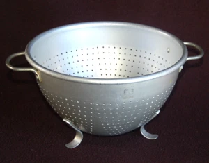 WEAR-EVER ~ 9" Round COLANDER ~ Aluminum Strainer w Bale Handles ~ Used - Picture 1 of 4
