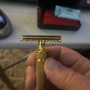 Navaja de afeitar de seguridad Gillette de colección dorada con estuche hojas azules rara con estuche - Imagen 1 de 5