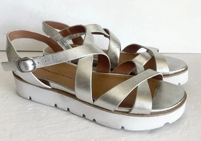 Sandalias Gentle Souls Kenneth Cole para mujer 7 plateadas cuero plataforma cuña Foto 1 de 4