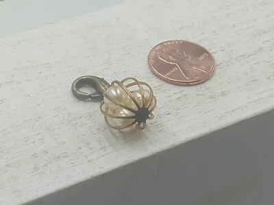 John Wind Caged Pearl Charm with Lobstaer Claw Brass ans Pearl - Imagem 1 de 4