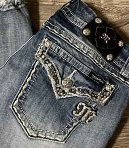 Pantalones de mezclilla recortados Miss Me con estrás y tachonados tiro bajo lavado medio talla 31 (31x26) - Imagen 1 de 12