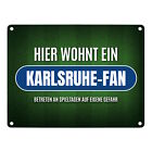 Hier wohnt ein Karlsruhe-Fan Metallschild mit Rasen Motiv Fuball Stadion Ball