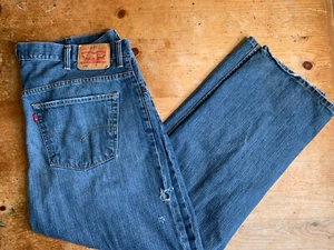 Pantalones de mezclilla para hombre Levis 559 relajados calce recto lavado oscuro talla 44x32 - Imagen 1 de 6